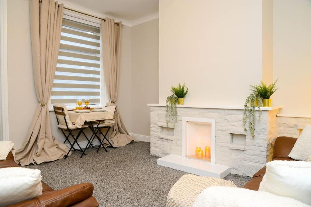 Delightful 2 Bed Town Centre House, Sleeps 4 Apartment Barnsley Ngoại thất bức ảnh