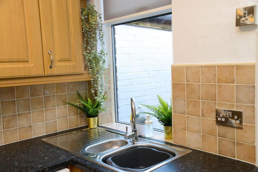 Delightful 2 Bed Town Centre House, Sleeps 4 Apartment Barnsley Ngoại thất bức ảnh